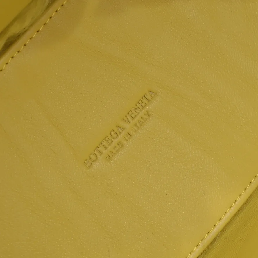 Corn yellow 🐱BV arco tote’s fluffy style, it’s here, it’s here, it’s here with fluff~ You’ll know how cute it is when you see it in person! The soft and fluffy feel is really great. Rua, this year’s furry style, I stand on bv! ! Whether it is a jodie cloud bag or a tote, not all curly teddy fur can be used to make goods. The curl size of the fur directly affects the similarity of the entire bag. Material: full fur and lambskin ➕ lambskin lining is much more expensive than full leather! Again, if you don’t develop without ZP, of course you have to be willing to spend money, size 36*24*12 Size: 36*24*12